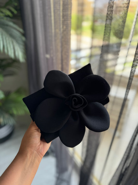 Flower clutch in Black